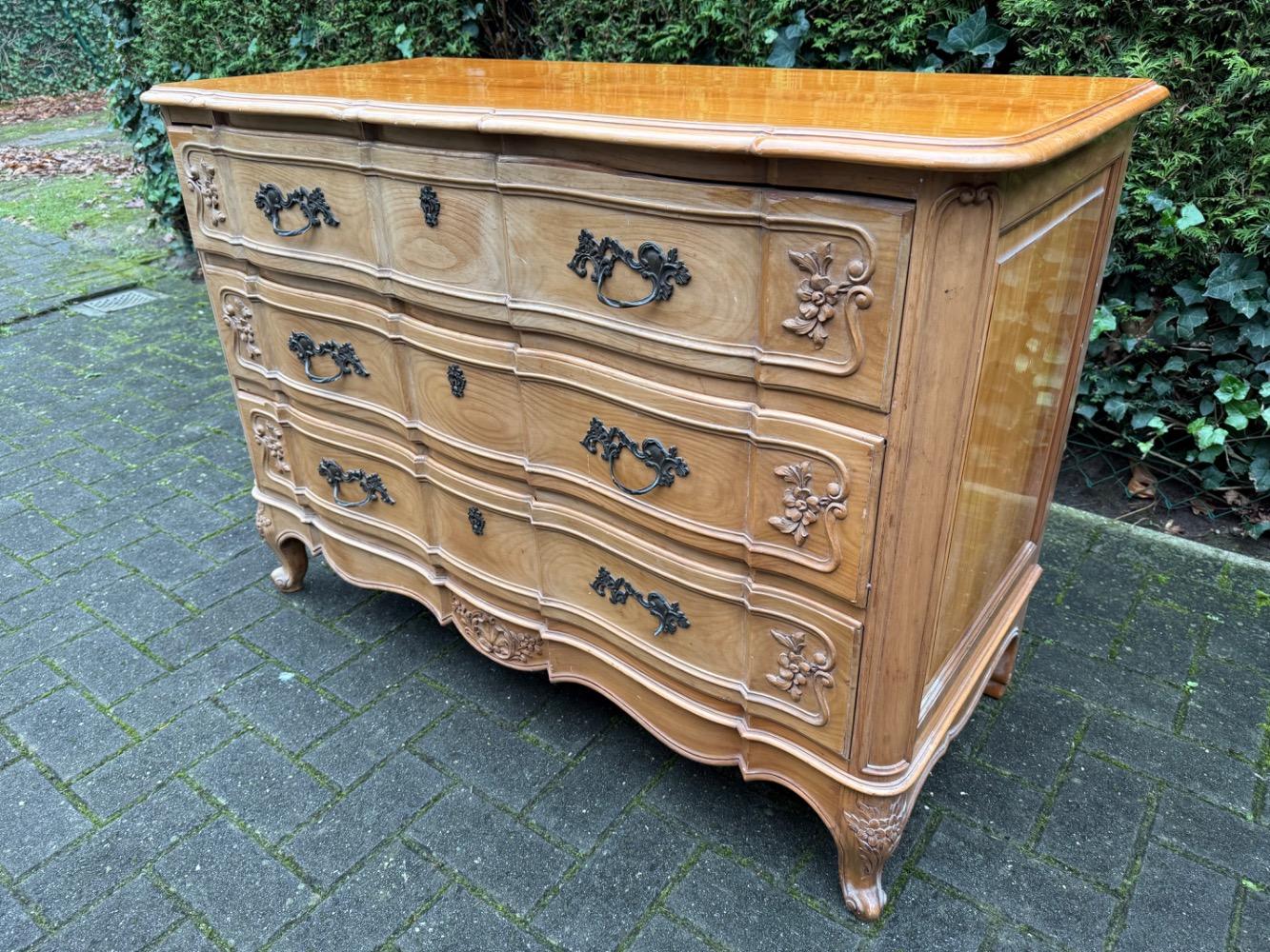 Louis XV style Chest of drawers