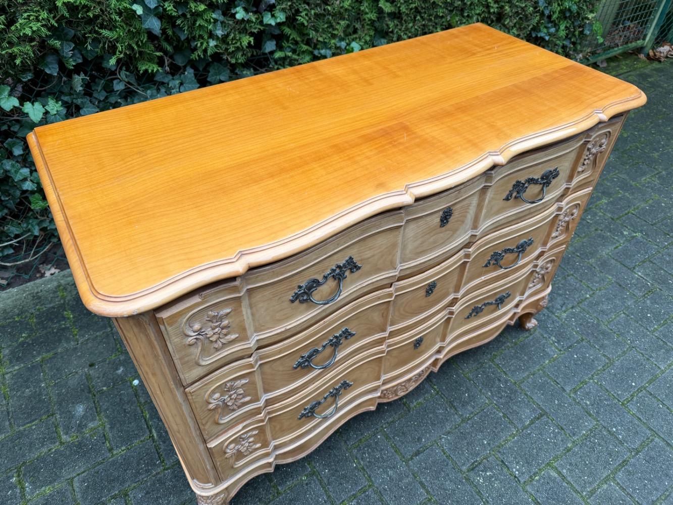 Louis XV style Chest of drawers