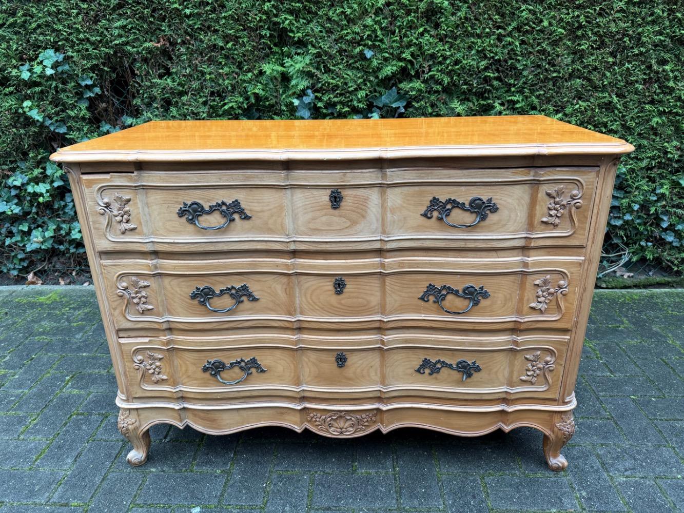 Louis XV style Chest of drawers