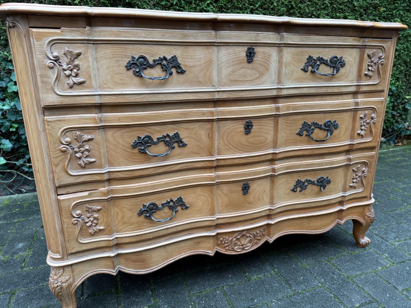 Louis XV style Chest of drawers