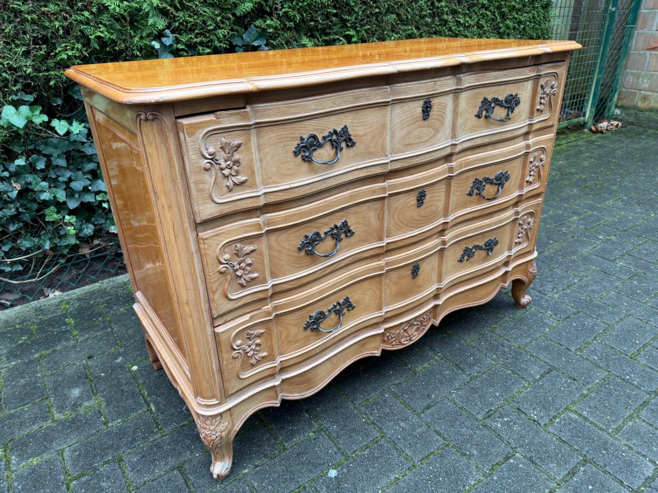 Louis XV style Chest of drawers