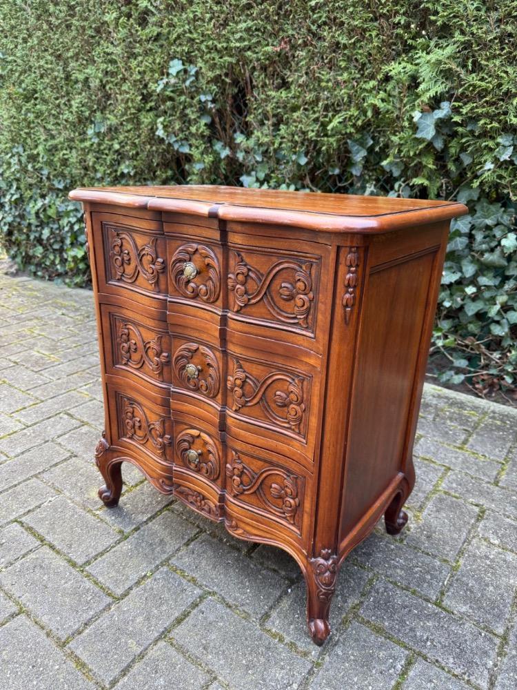 Louis XV style Chest of drawers