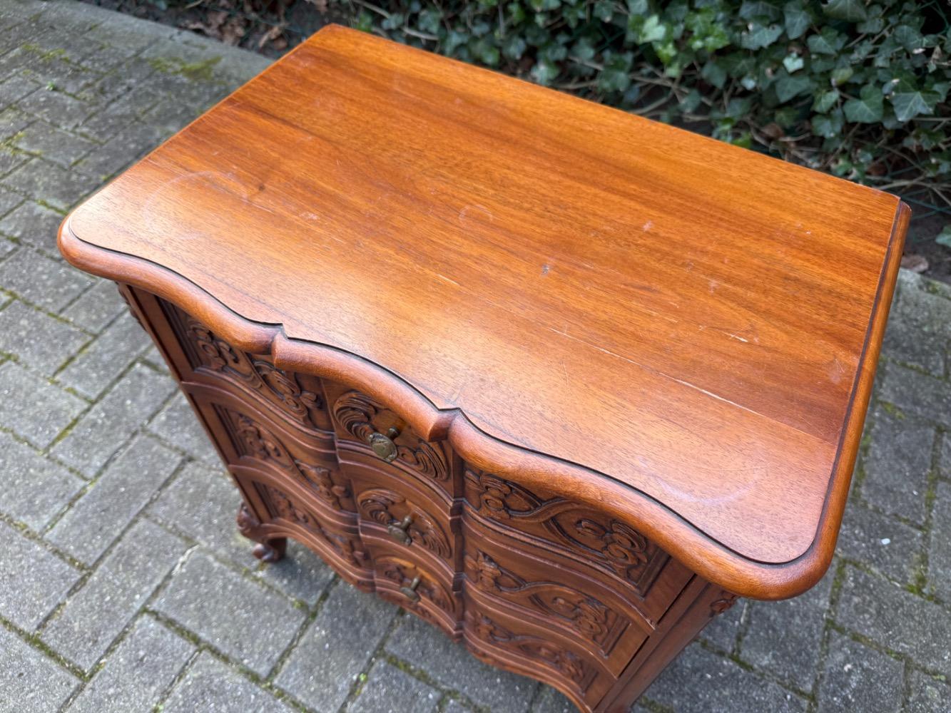 Louis XV style Chest of drawers