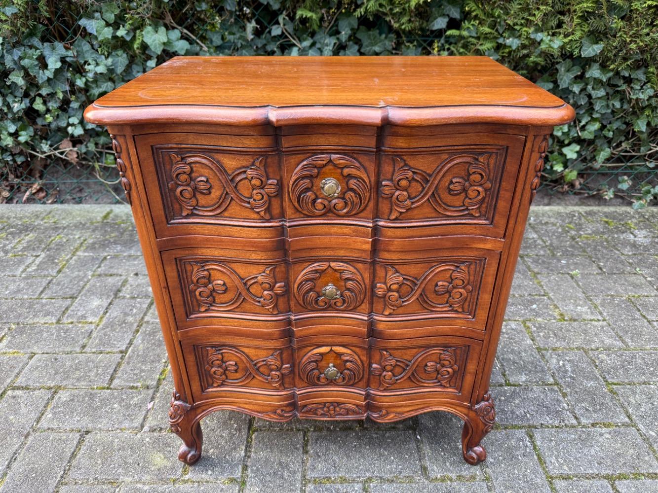 Louis XV style Chest of drawers