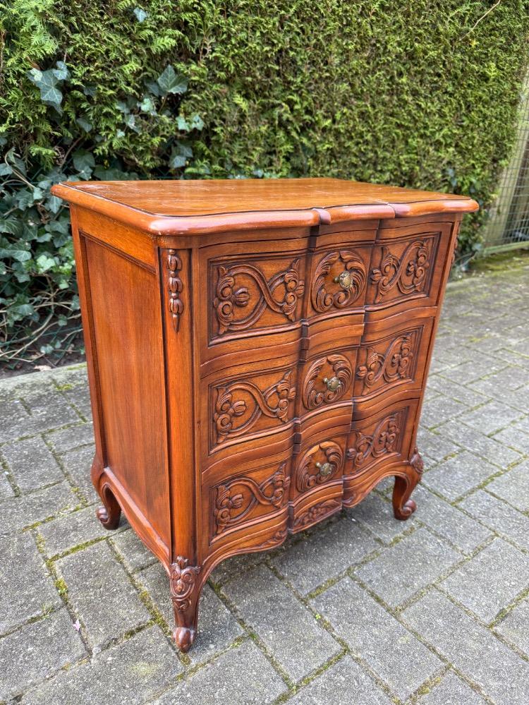 Louis XV style Chest of drawers