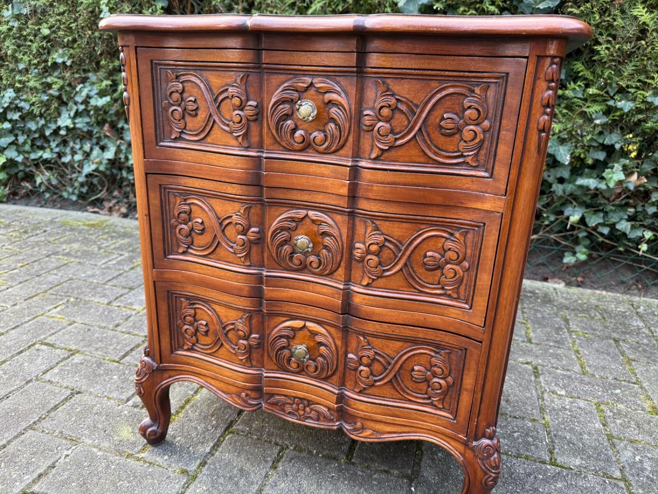 Louis XV style Chest of drawers